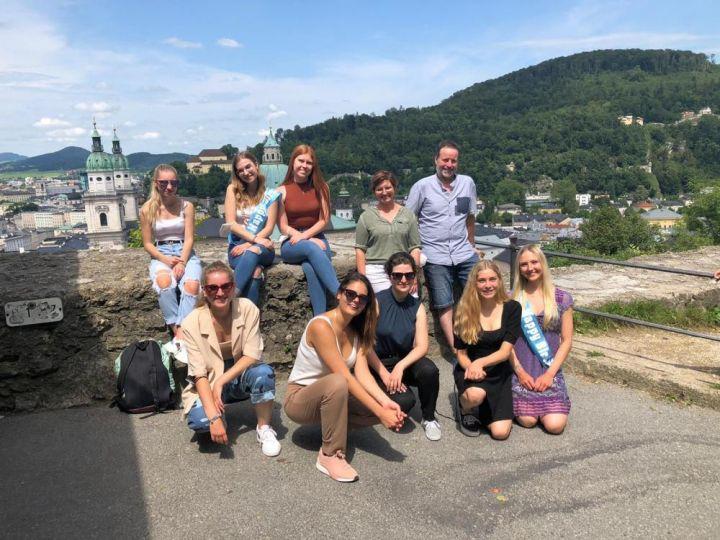 Touristiker gestalten eine Stadtführung in Salzburg